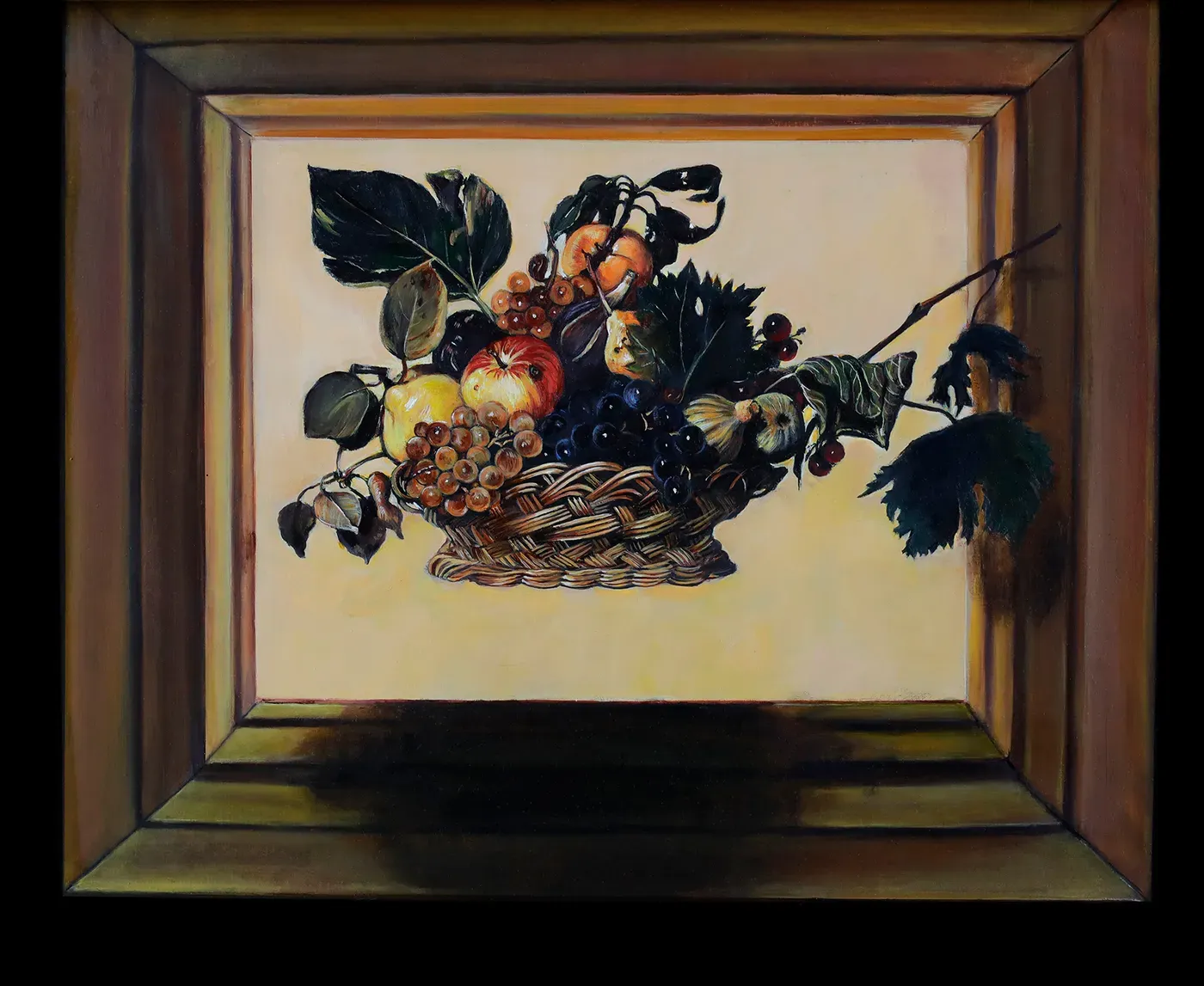 Versión de la canasta de frutas de Caravaggio, pintada dentro de un marco de madera sobre una pared clara.