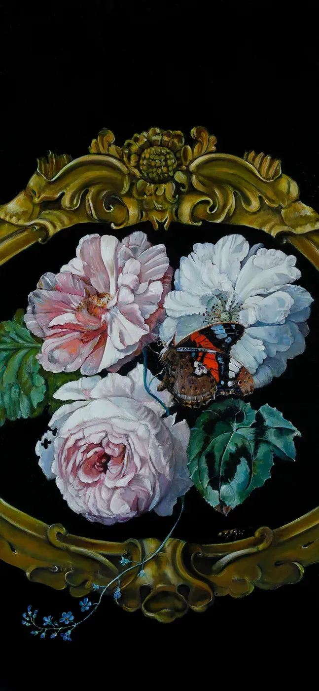 Sobre fondo oscuro, tres rosas en tonos rosados y blancos dentro de un marco ovalado dorado con una mariposa.