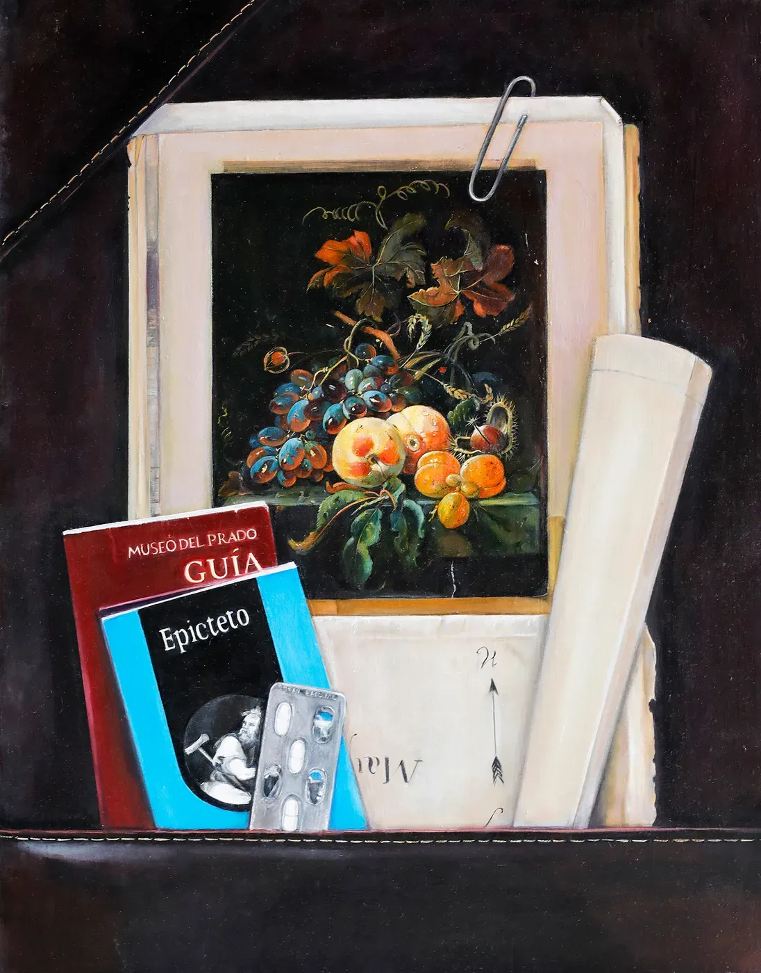 Sobre fondo oscuro, una lámina de bodegón floral sujeta con un clip metálico, un libro con una guía de Epicteto y un papel enrollado que asoman de un bolsillo de cuero.