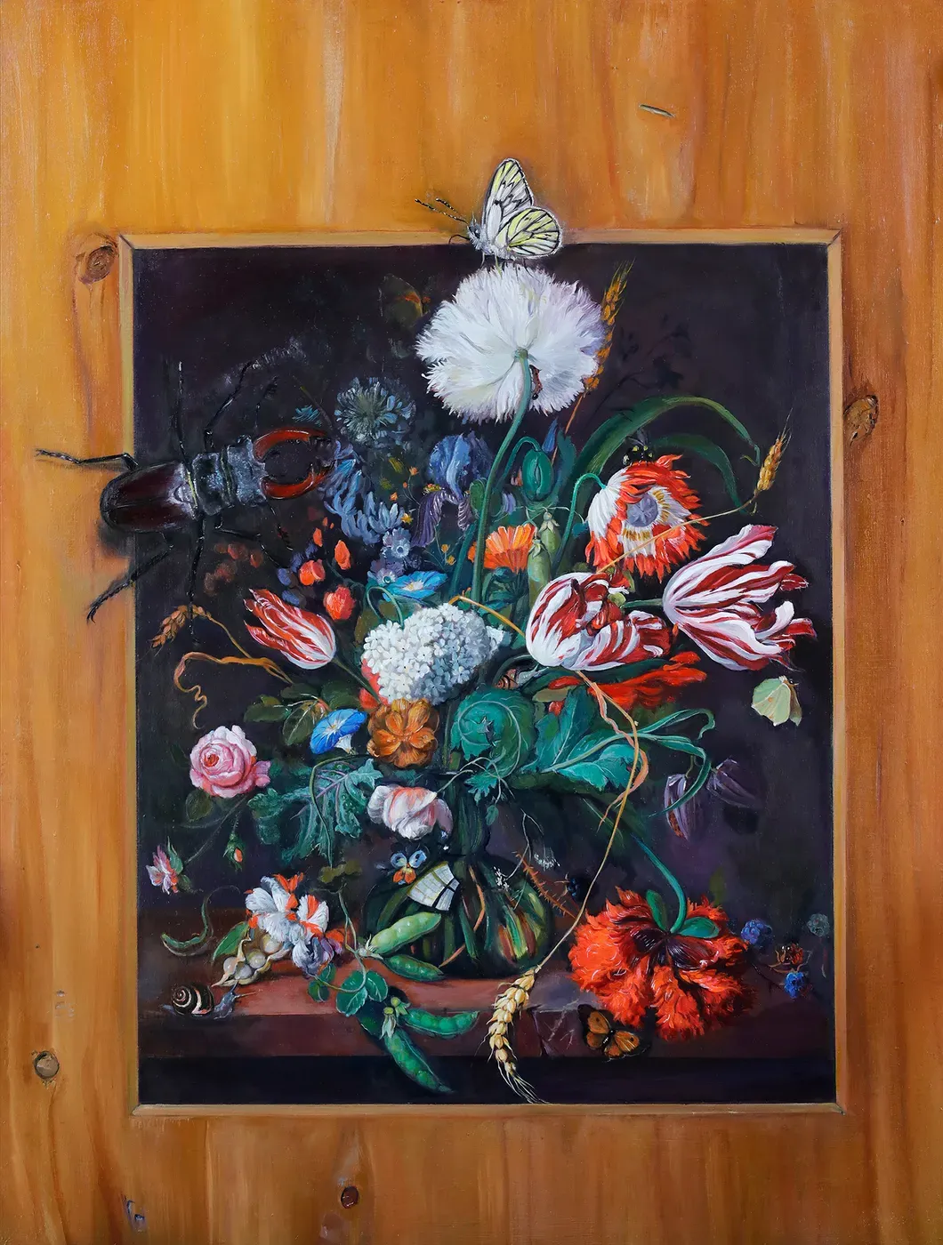 Bodegón floral oscuro pintado sobre madera: ramo con tulipanes flameados, amapola roja, rosa y una mariposa blanca posada en el borde superior.