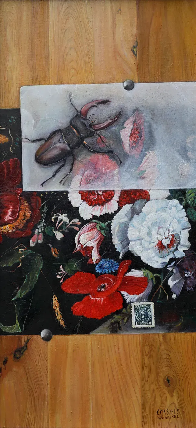 Pintura vertical sobre fondo de madera: un papel blanco con un ciervo volante pintado cubre parcialmente un bodegón oscuro de flores con una amapola roja y una rosa blanca.